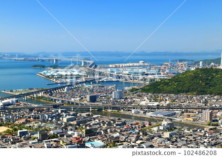 [Kagawa Prefecture] Seto Ohashi Bridge seen from Aonoyama Observatory in sunny weather 102486208