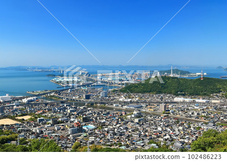 [Kagawa Prefecture] Seto Ohashi Bridge seen from Aonoyama Observatory in sunny weather 102486223
