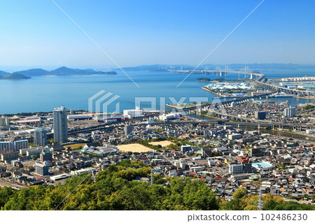[香川縣]晴天從青野山展望台看到的瀨戶大橋 102486230
