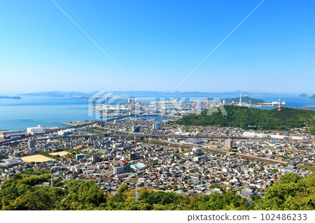 [Kagawa Prefecture] Seto Ohashi Bridge seen from Aonoyama Observatory in sunny weather 102486233