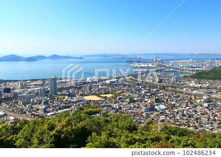[香川縣]晴天從青野山展望台看到的瀨戶大橋 102486234