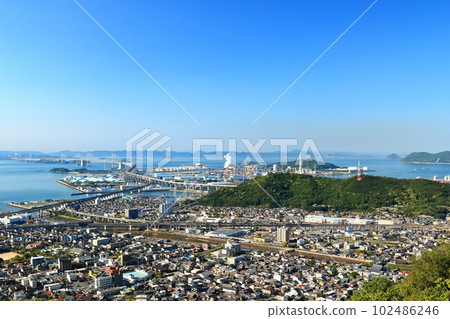 [Kagawa Prefecture] Seto Ohashi Bridge seen from Aonoyama Observatory in sunny weather 102486246