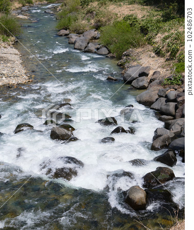 清澈的溪水溢出春天的融水 102486703