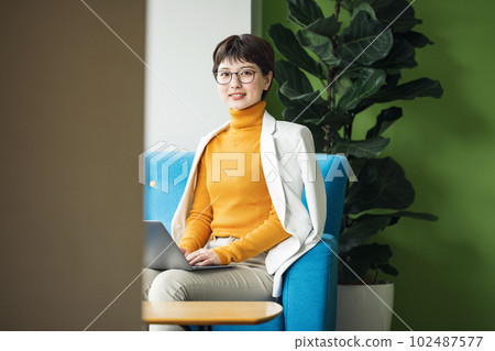 fashionable career woman 102487577