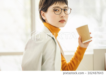 很矮的時尚職業女性 很矮的時尚職業女性 102487643