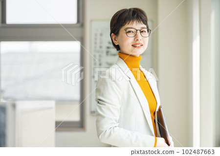 Refreshing career woman portrait 102487663