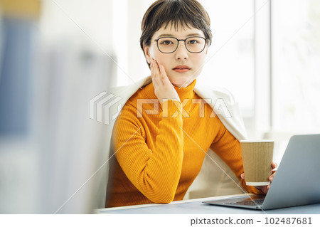很矮的時尚職業女性 102487681