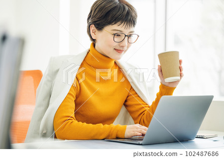 Very short fashionable career woman 102487686