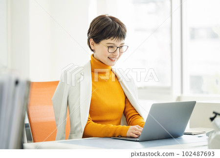 很矮的時尚職業女性 102487693