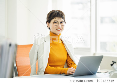 Very short fashionable career woman 102487746