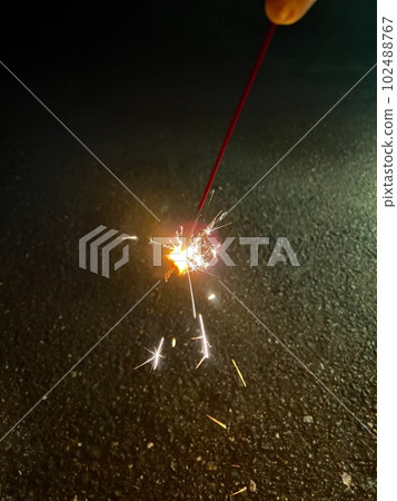 手持煙花圖片 102488767