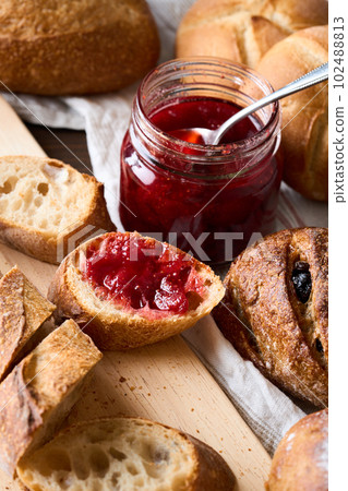 長棍麵包上的草莓醬 102488813