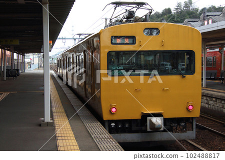 [JR-D] Sanin Main Line 115 Series Train (Hakubi Line Direct: Niimi-Yonago ⇔ Nishi-Izumo) 102488817