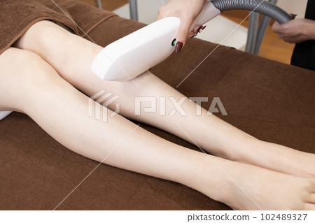 正在接受腿部脫毛治療的婦女 102489327
