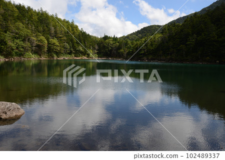 藍天映照如鏡的北八岳二子池風景 藍天映照如鏡的北八岳二子池風景 102489337
