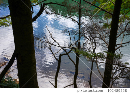The scenery of Kita Yatsugatake Futago Pond where the blue sky is reflected like a mirror The scenery of Kita Yatsugatake Futago Pond where the blue sky is reflected like a mirror 102489338