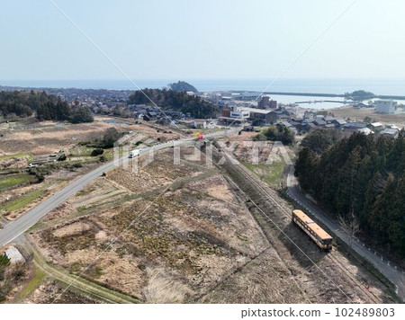 【鳥瞰圖】舊豊島站和停在路堤上的柴油列車 102489803