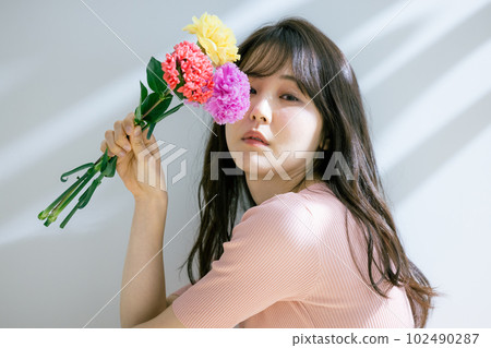 有花的一名婦女 102490287