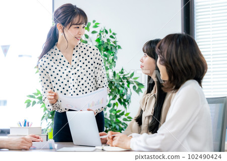 舉行會議的婦女 102490424