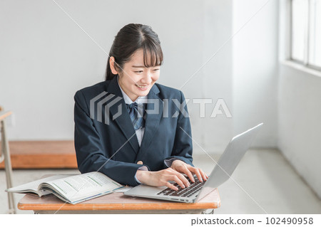 在學校教室/補習班使用計算機在線學習英語的高中生和高中女生 在學校教室/補習班使用計算機在線學習英語的高中生和高中女生 102490958