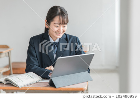 在學校/補習班使用平板電腦學習英語的高中生(ICT教育/在線學習) 在學校/補習班使用平板電腦學習英語的高中生(ICT教育/在線學習) 102490959