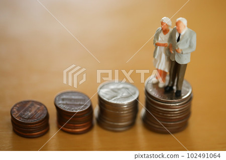 老夫妻和錢幣退休後的金錢形象 老夫妻和錢幣退休後的金錢形象 102491064