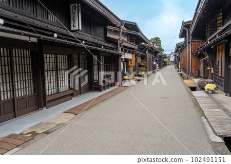 岐阜縣高山市秋天的飛騨高山老街 102491151
