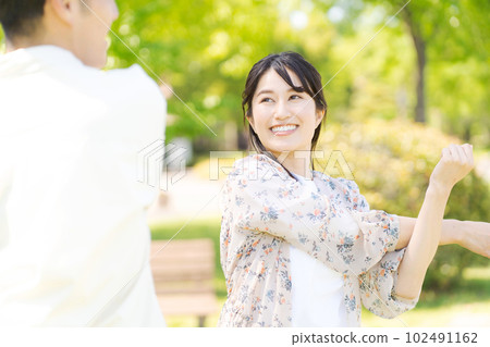 綠樹成蔭的情侶頭像 綠樹成蔭的情侶頭像 102491162