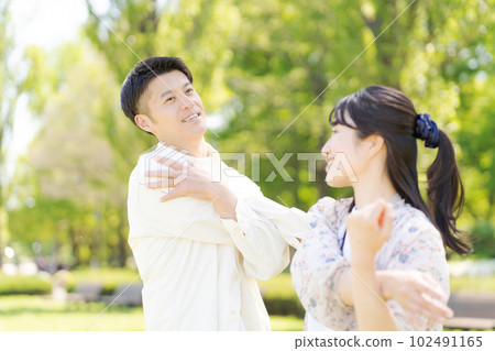 couple portrait in greenery 102491165