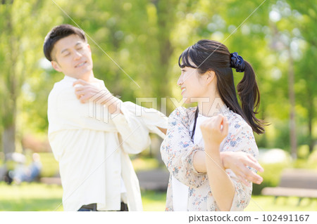 綠樹成蔭的情侶頭像 102491167