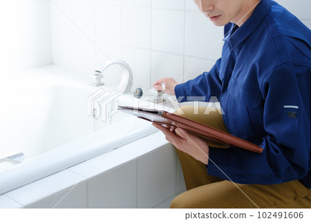 工作人員正在檢查衛生間 工作人員正在檢查衛生間 102491606