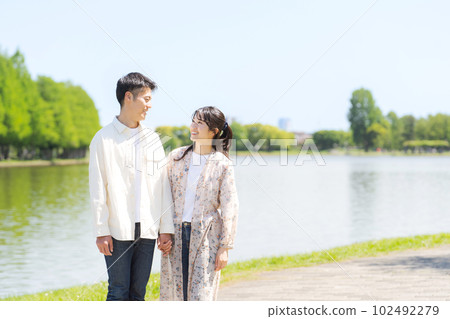 池塘邊散步的男人和女人的畫像 102492279