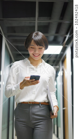 businesswoman walk in corridor 102492418