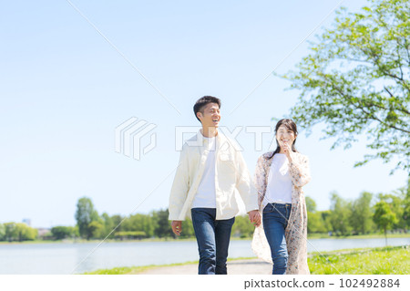 情侶手牽手圖片 102492884