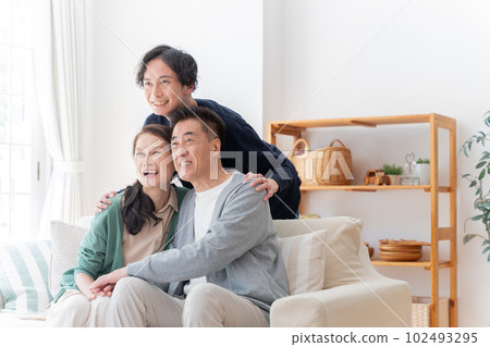 兒子和父母（家庭、家庭、照顧） 102493295