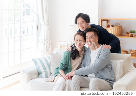 兒子和父母（家庭、家庭、照顧） 102493296