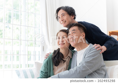 兒子和父母（家庭、家庭、照顧） 102493298