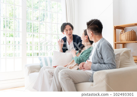 兒子和父母（家庭、家庭、照顧） 102493301