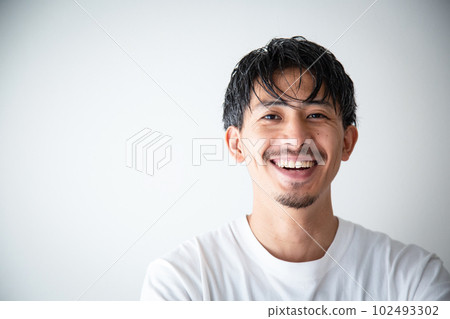 一個三十多歲的男人，帶著溫柔的笑容 102493302