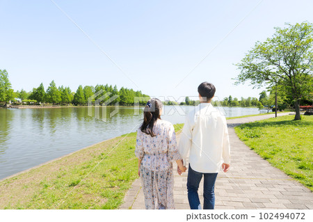 Back portrait of young man and woman Back portrait of young man and woman 102494072