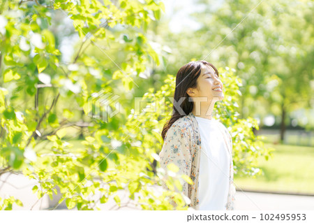 一個女人在新綠中微笑的照片 一個女人在新綠中微笑的照片 102495953