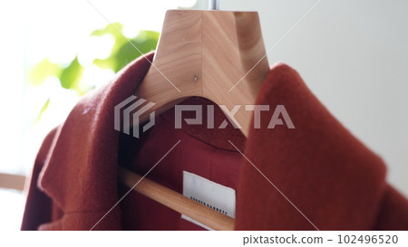 衣架上的紅色冬衣 102496520