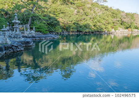 Myojin Pond and Itsukushima Shrine (Hagi City, Yamaguchi Prefecture) 102496575