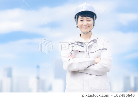A female engineer who is active in the field even in her 50s 102496646