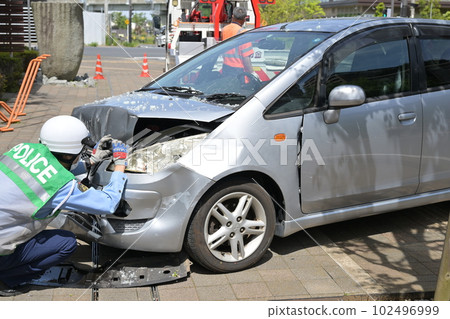 事故車輛 現場檢查 發動機罩塌陷 事故車輛 現場檢查 發動機罩塌陷 102496999