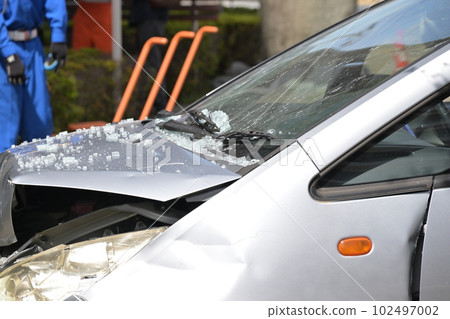 車禍壓碎了引擎蓋和散落的玻璃 車禍壓碎了引擎蓋和散落的玻璃 102497002