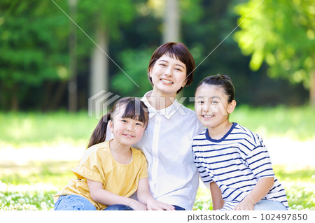 大人小孩笑瞇瞇地排著隊 102497850