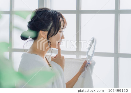 難以照鏡子看自己牙齒的亞洲女性(蛀牙、牙齒排列、牙周病) 難以照鏡子看自己牙齒的亞洲女性(蛀牙、牙齒排列、牙周病) 102499130