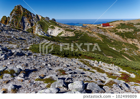 從稻前山看到的中央阿爾卑斯山、法鑑山和秋天的山間小屋 102499809