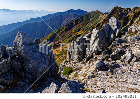 俯瞰中央阿爾卑斯山的山脊線、千疊敷冰斗和富士山。 102499811